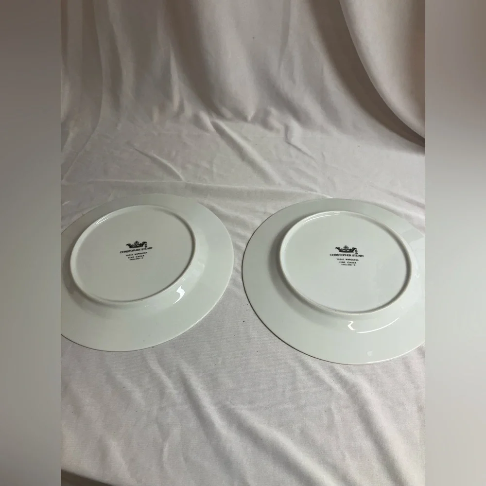 Elegant White Dinner Plates with Blue and Gold Accents